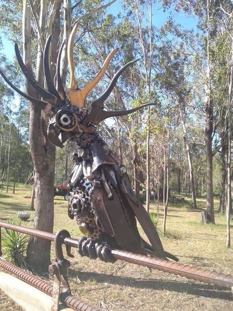 Found Sculpture, Junk Art Ideas Recycling, Junk Yard Art, Junk Metal Art, Halloween Yard Art, Scrap Recycling, Cutlery Art, Metal Ideas, Metal Sculptures Garden