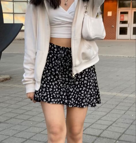 Black Floral Skirt Outfit Aesthetic, Short Floral Skirt Outfit Summer, Floral Mini Skirt Outfit Aesthetic, Black Skirt With Flowers Outfit, Short Floral Skirt Outfit Aesthetic, Floral Miniskirt Outfits, Mini Skirt Floral, White Flower Skirt Outfit, Black And White Flower Skirt Outfit