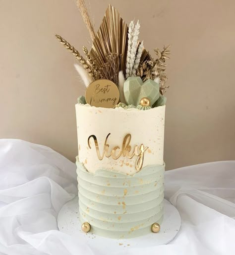 Birthday Cake Sage Green, Cake With Dried Flowers, Green Birthday Cake, Green Birthday Cakes, Heart Birthday Cake, 40th Cake, Heart Birthday, Gold Birthday Cake, Green Birthday