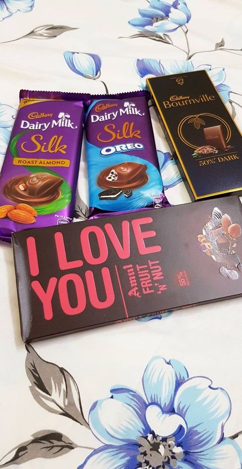 Silk Oreo, Dairy Milk Chocolate Snap, Chocolate Tumblr, Dairy Milk Silk, Silk Chocolate, Eating Food Funny, Chocolate Pictures, Dairy Milk Chocolate, Cadbury Dairy Milk