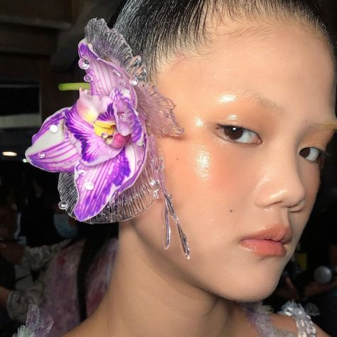 Susan Fang, Face Art Makeup, Runway Makeup, Flower Crystal, Plastic Art, Pink Eyeshadow, Avant Garde Fashion, Flower Accessories, Flower Hair Clips