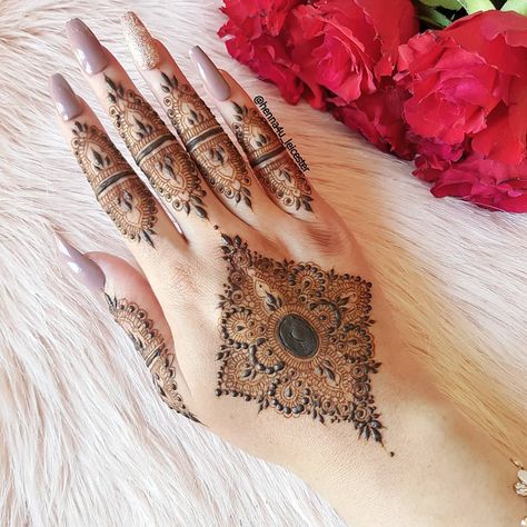 Henna4u Leicester 🇬🇧 on Instagram: “E I D I N S P O # 3 Diamond mandala I did on myself a while ago. If you recreate this design please tag me 🥰 I love looking at…” Diamond Shape Mehndi Design, Triangle Mehendi Design, Square Mehndi Designs Palm, Diagonal Mehendi Design, Diamond Mehndi Designs, Square Mandala Mehndi Design, Mandala Henna, Henna Designs Back, Cute Henna Designs