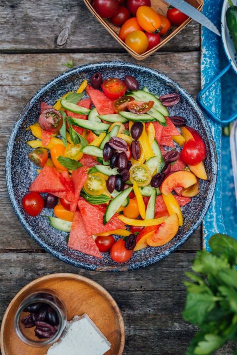 An easy summer dinner idea. #salad Greek Salad Ingredients, Grilled Green Beans, Salad Simple, Easy Summer Dinner, Homemade Pita Bread, Easy Summer Dinners, Mini Cucumbers, Green Bean Salads, Zucchini Salad