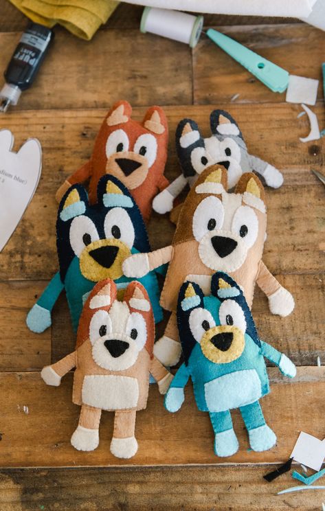 Make the Heeler family along with other Bluey characters from these free PDF pattern pieces! Full tutorial and free pattern! Felt Puppet Patterns Free, Diy Felt Characters, Cricut Felt Crafts, White Felt Crafts, Bluey Toy Sewing Pattern, Cute Felt Animals Patterns, Felt Crafts To Sell Ideas, Bluey Stuffed Animal Pattern, Bluey Sewing Projects