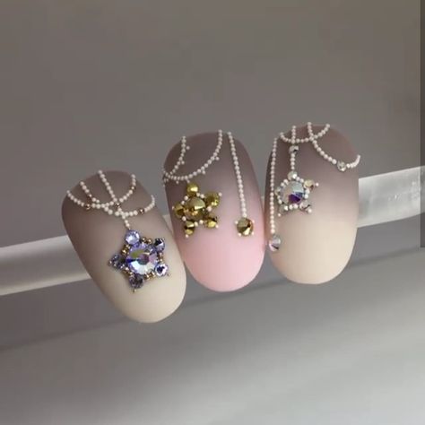 Christmas Nails Gems Rhinestones, Winter Rhinestone Nails, Jeweled Nails Designs, Nail Jewel Design, Nail Crystal Designs, Gem Nail Designs, Diy Rhinestone Nails, Crystal Nail Art, Nail Art Noel