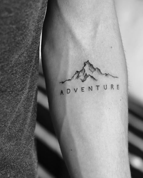 Berg Tattoo, Wörter Tattoos, Tattoo Homme, Mother And Son Tattoo, Adventure Tattoo, One Word Tattoos, Tatuagem Masculina Pequena, Mountain Tattoo Design, Sanskrit Tattoo