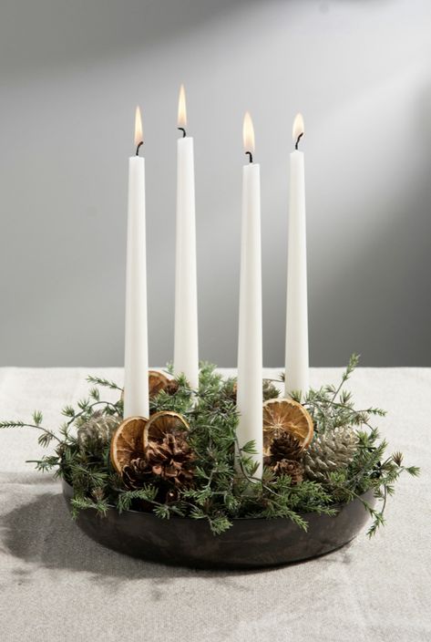 Natal Natural, Advent Wreath Diy, Christmas Advent Wreath, Cozy Christmas Decor, Christmas Candle Decorations, Advent Candles, Christmas Inspo, Indoor Christmas Decorations, Christmas Crafts Decorations