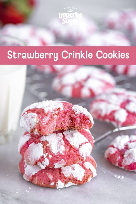 Pink Sweets Recipes, Valentine Baked Goods, Strawberry Crinkle Cookies, Strawberry Foods, Pink Recipes, Valentine's Goodies, Crinkles Recipe, Cracked Cookies, Fruity Cookies