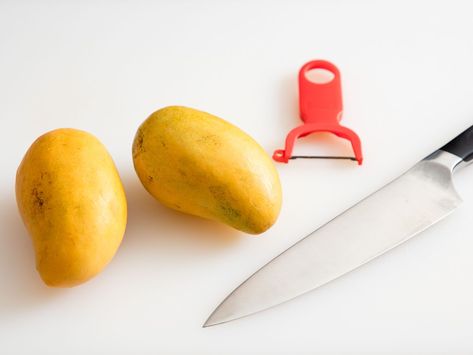 Peeling and slicing mangoes can be tricky: They're slippery, the pit is awkward, and the skin doesn't want to peel from the fruit easily. Here's the best way to do it neatly. Dice An Onion, Mango Looks, Serious Eats Recipes, Kitchen Tricks, Knife Skills, Style Salon, Knife Skill, Fruit Peel, Salad Ideas