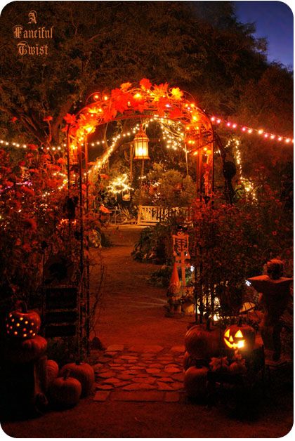 Halloween party, A Fanciful Twist Halloween Wedding Reception, Halloween Decorations Party Scary, Outdoor Halloween Parties, Scary Haunted House, Halloween Decor Diy, Tattoo Plant, Diy Halloween Decor, Halloween Garden, Adult Halloween Party