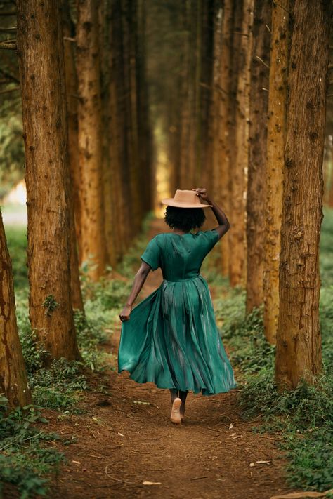 Walking photo shoot. Symmetry.
Vibe: Forest, outdoors, fedora hat, dancing 
Outfit: Green to match nature
Model: Matching nature Outdoor Photoshoot Props, Poses For Nature Photoshoot, Outdoor Shoot Ideas Photoshoot Fashion, Outdoor Birthday Photoshoot Women, Forest Shoot, Garden Shoot, Mother Daughter Photoshoot, Outdoor Portrait Photography, Beautiful Photoshoot Ideas