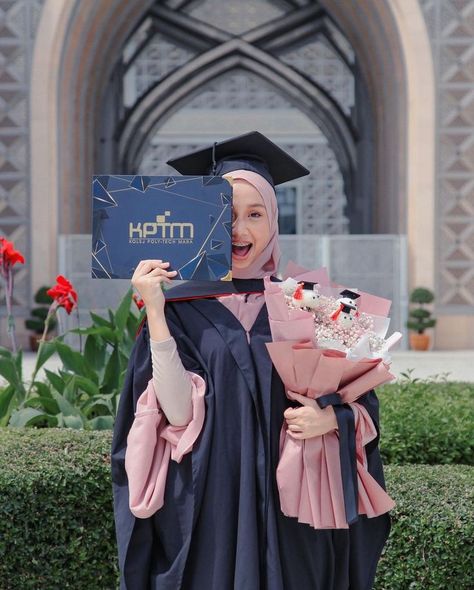 Photo Ideas For Graduation, Convo Picture Idea, Convocation Day Photo Ideas, Convocation Poses Idea, Idea For Graduation Photo, Photo For Graduation, Konvokesyen Photography, Convocation Photo Ideas, Hijab Graduation Pictures