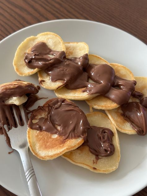 Chocolate Pancakes Aesthetic, Pancakes Chocolate, Cute Baking, Chocolate Tea, Tasty Bites, Cute Desserts, Winter Food, Low Calorie Recipes, Sweet And Salty