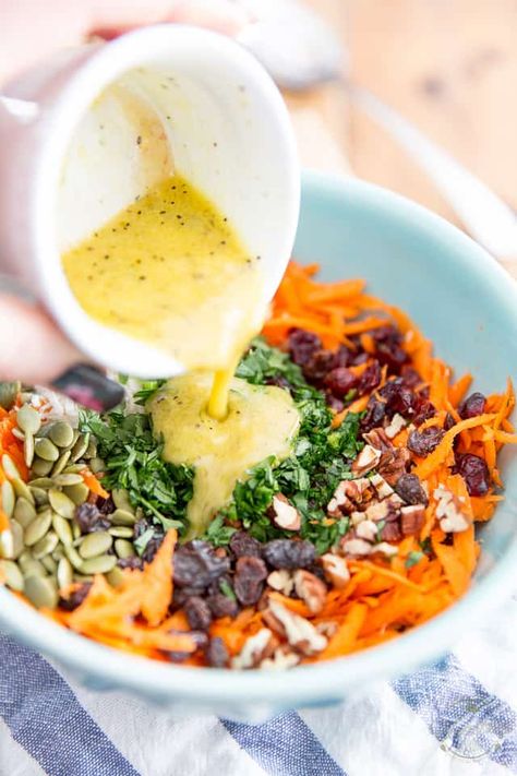 Raw Carrot Salad, Grated Carrot Salad, Raw Vegan Dinners, Carrot Salad Recipes, Carrot Salad, Carrot Recipes, Vegan Salad, Healthy Foodie, Salad Bar