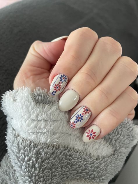 Christmas manicure inspired by the North. Nordic Nail Design, Nordic Christmas Nails, Swedish Nail Art, Nordic Nail Art, Swedish Nails, Nordic Nails, Fresh Nails, Norwegian Christmas, Christmas Manicure