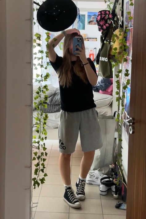 Tomboy Sporty Outfits, Baggy Gym Shorts Outfit, Tomboy Gym Outfit, Grunge Athletic Outfits, Athletic Masc Women, Masc Athletic Outfits, Long Sweat Shorts Outfit, Summer Athletic Shorts For Streetwear, Masc Gym Outfits