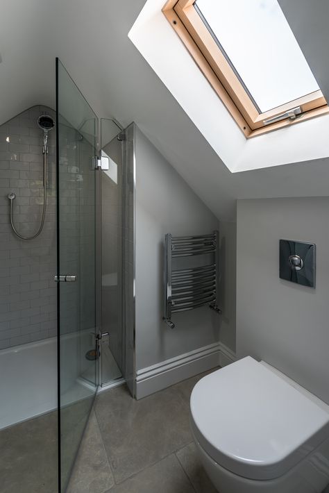 Loft Bathroom Ideas, Loft Ensuite, Attic Shower, Attic Bathroom Ideas, Design Interior Baie, Small Attic Bathroom, Loft Conversion Bedroom, Loft Extension, Small Shower Room