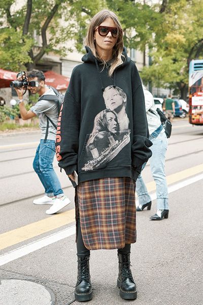 d82118376df344b0010f53909b961db3desc35272506ri Outfit Vintage, K Fashion, Street Style Winter, Mode Inspo, Plaid Skirt, Cool Street Fashion, Fashion 2020, Looks Style, Mode Inspiration