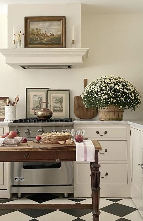 European Kitchens, English Kitchen, English Kitchens, Decoration Inspiration, Cottage Kitchen, Kitchen Cabinetry, Country Kitchen, Home Fashion, 인테리어 디자인