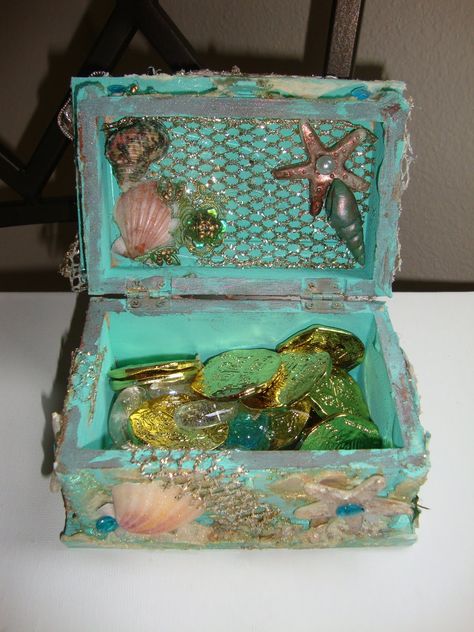 ILuvVintageScrap: Lindy Stamp Gang Under The Sea Contest - Mermaid Treasure Box & Card Treasure Chest Craft, Mermaid Treasure, Diy Mermaid, Mermaid Crafts, Mermaid Room, Nautical Crafts, Mermaid Diy, Jewelry Box Diy, Mermaid Parties