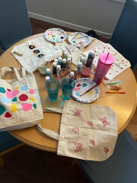 Picnic Party Activities, Tote Bag Painting Party, Themed Sleepover Ideas, Painting Tote Bag Ideas, Canvas Tote Bag Painting, Workshop Aesthetic, Girly Activities, Sisterhood Activities, Tote Bag Painting Ideas