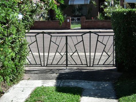 Plaza Art Deco front gates Gate Stairs, Front Fence Ideas, Stairs Designs, Art Deco Exterior, Art Deco Houses, Art Deco Doors, Arte Art Deco, Art Deco Garden, Porte In Ferro