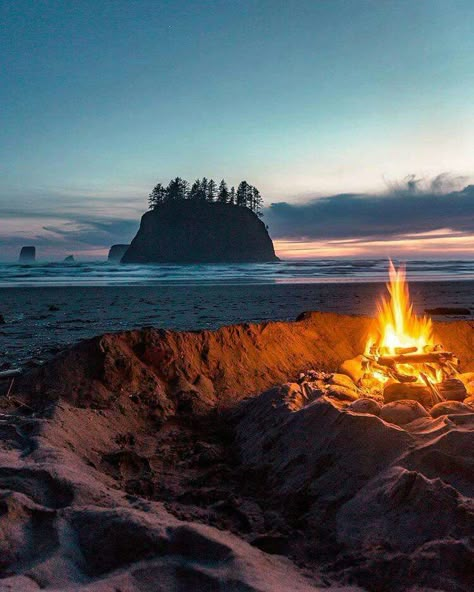 Sunset magical moment. La Push Washington, Landscaping Shrubs, Adventurous Life, Washington Travel, Travel Wanderlust, Nature Travel, Pacific Northwest, Campfire, Beautiful Destinations