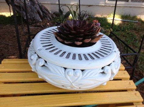 Planter From a Ceiling Fan Housing. Need to remember this when my parents replace their ceiling fans Ceiling Fan Upcycle, Fan Blades Repurposed, Ceiling Fan Repurpose, Ceiling Fan Blade Crafts, Garden Art From Junk, Fan Blade Crafts, Old Ceiling Fan, Ceiling Fan Crafts, Ceiling Fan Art