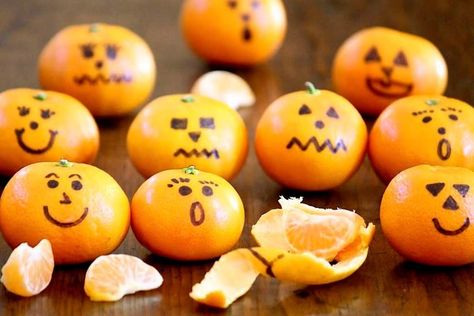 Clementine Jack-o’-lanterns (plus a few other Halloween treats) Clementine Jack O Lanterns, Halloween Clementines, Peep Ideas, Halloween Fun Facts, Kid Desserts, Toddler Arts And Crafts, Diy Toddler, Remote Learning, Trunk Or Treat