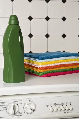 5 Ways You’re Ruining Your Bath Towels | Learn from these common linen-laundering mistakes before you throw in—or throw out—the towel. Freshen Towels, Laundry Sorting, Best Bath Towels, Washing Towels, Laundry Solutions, Diy Towels, Towel Storage, Laundry Hacks, Household Cleaning Tips