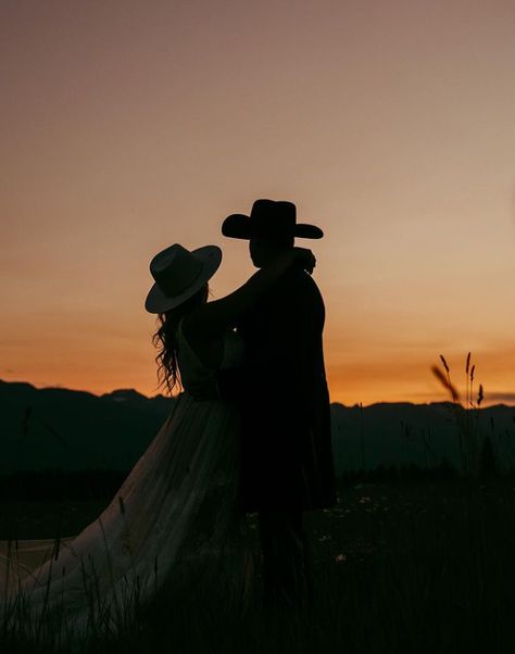 Cowboy Black Tie Wedding, Western Wedding Poses, Wedding Photo Ideas Western, Western Wedding Photoshoot, Western Elopement Photoshoot, Goth Western Wedding, Western Wedding Picture Ideas, Black Tie Western Wedding, Western Wedding Black