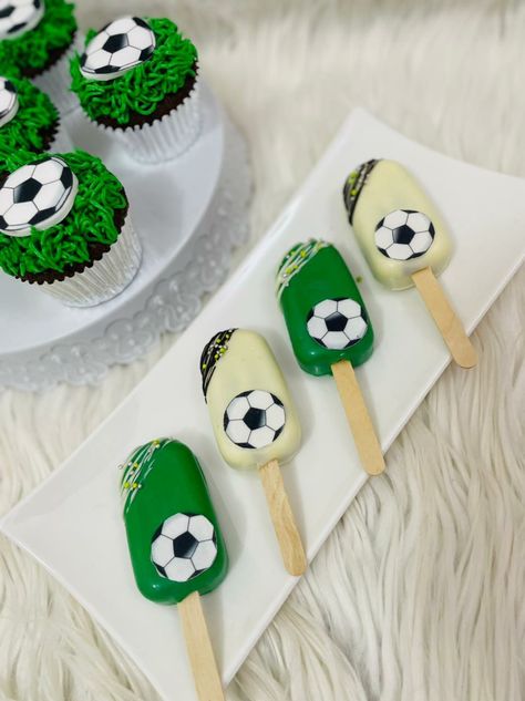 Soccer Cake Pops, Soccer Cupcakes, Soccer Cake, Soccer Birthday Parties, Ice Cream Pops, Bee Baby Shower Theme, Football Cake, Soccer Birthday, Jelly Cake