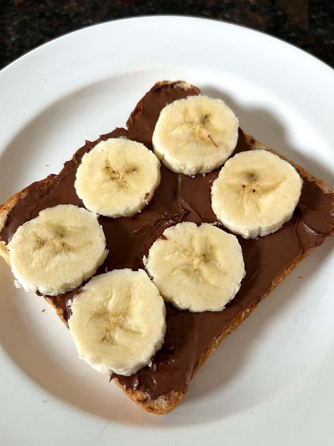 Nutella Banana Sandwich Recipe Pb Banana Toast, Nutella And Banana, Nutella Sandwich, Nutella Hot Chocolate, Chocolate Hummus, Banana Toast, Banana Sandwich, School Lunch Recipes, Banana Slices