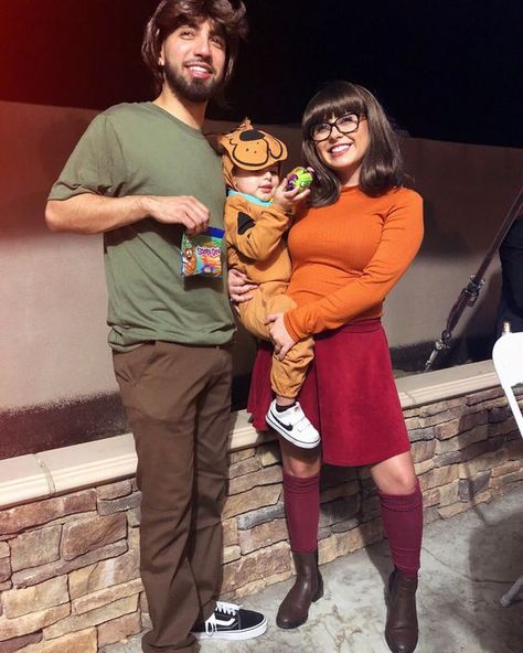 100 DIY Halloween Costumes for Kids and Adults for your #squadghouls to create a haunt mess - Hike n Dip Shaggy And Velma, Family Themed Halloween Costumes, Meme Costume, First Halloween Costumes, Themed Halloween Costumes, Halloween Costumes For 3, Diy Halloween Costumes For Kids, Cute Couple Halloween Costumes, Diy Halloween Costumes Easy