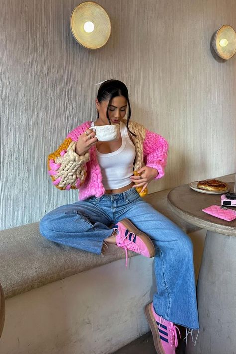 Sneaker Outfit Ideas, Adidas Gazelle Pink, Pink Gazelles, Adidas Gazelle Outfit, Adidas Samba Outfits, Samba Outfits, Looks Adidas, Adidas Samba Outfit, Samba Outfit