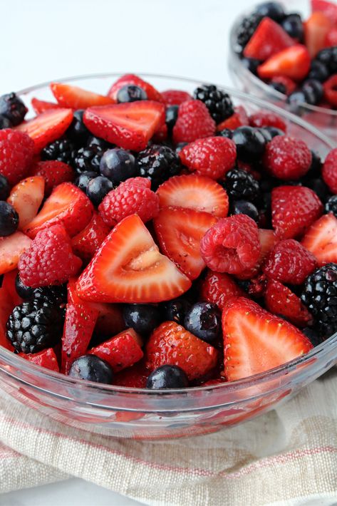 Fruit Berry Salad, Christmas Breakfast Fruit Salad, Fresh Berry Salad, Berry Fruit Salad Recipe, Fruit And Vegetable Meals, Berries Platter, Salads Mediterranean, Berries Salad, Berry Salad Recipe