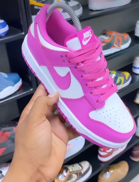 Pink Nike Shoes, Pretty Sneakers, Trendy Shoes Sneakers, Nike Shoes Girls, Nike Fashion Shoes, Preppy Shoes, Pretty Shoes Sneakers, Kicks Shoes, Jordan Shoes Retro