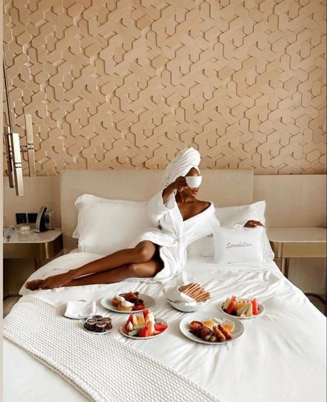 Bed Shoot Ideas Women, Luxury Hotel Photoshoot Ideas, Birthday Breakfast Outfit Ideas, Hotel Bed Photoshoot Ideas, Birthday Bed Pictures, Birthday In Bed Photoshoot Ideas, Bed Photoshoot Black Woman, Birthday Shoot In Bed, Birthday Bed Photoshoot Ideas