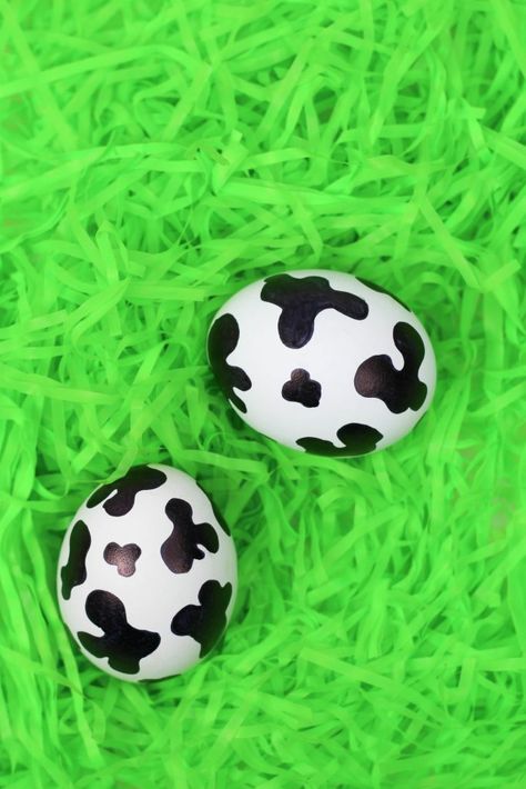 DIY Animal Print Easter Eggs - Let's Mingle Blog Easter Crafts Eggs, Easter Eggs Decorating Ideas Easy, Easter Eggs Designs, Easy Easter Egg Designs, Marker Egg Decorating, Cool Egg Designs, Ideas For Eggs Easter, Decorating Eggs Ideas, Eggs Easter Ideas