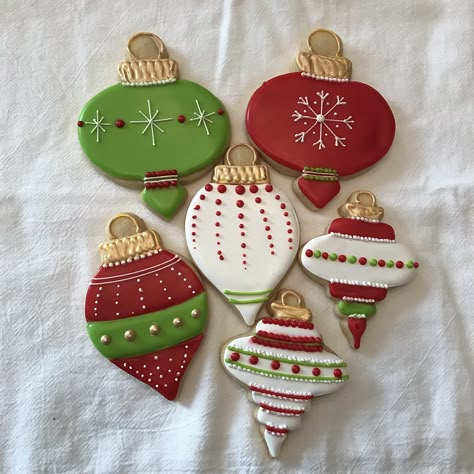 Christmas Sugar Cookies Ornaments, Christmas Bulb Cookies, Christmas Cookies Ornaments, Christmas Cutout Cookie Decorating Ideas, Christmas Ornaments Cookies, Ornament Royal Icing Cookies, Royal Icing Ornament Cookies, Sugar Cookie Ornaments, Ornament Decorated Cookies