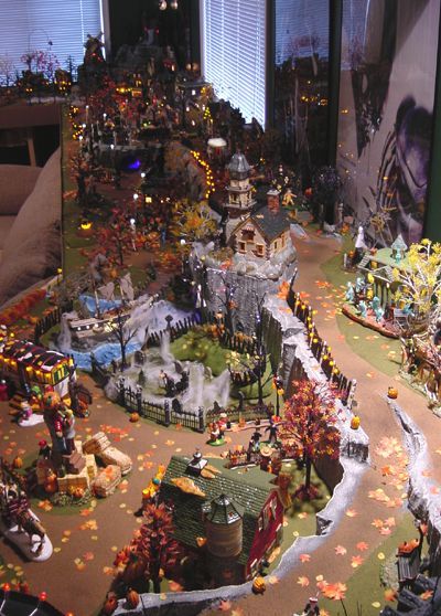 Thanksgiving Village, Lemax Spooky Town Display, Spookytown Display, Halloween Villages, Lemax Halloween Village, Spooky Town Village, Miniatures Halloween, Lemax Halloween, Haunted Village