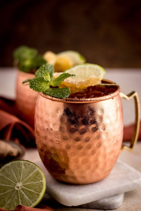 Moscow Mule is a classic and refreshing ice-cold cocktail with vodka, lime juice, and ginger beer. Easy to make in just a couple of minutes! Mezcal Mule, Classic Vodka Cocktails, Sweet Tea Vodka, Toddy Recipe, Hot Toddies Recipe, Moscow Mules, Vodka Lime, Italian Menu, Culinary Classes