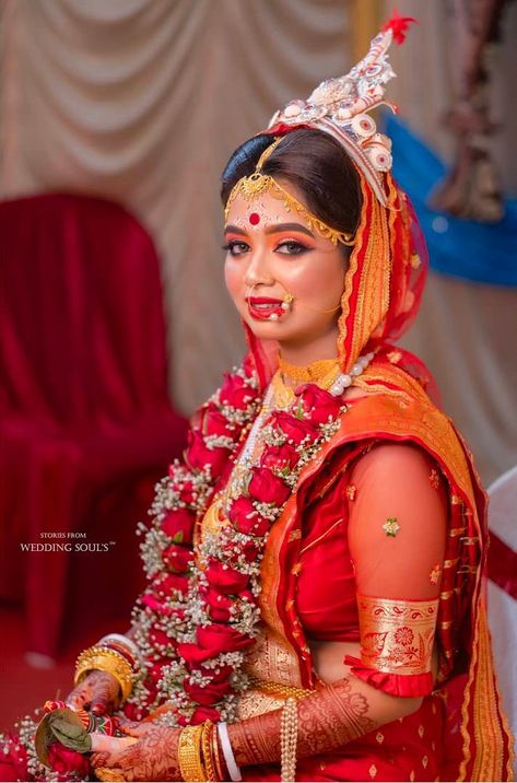 Bengali Wedding Mala, Bengali Marriage, Wedding Mala, Bengali Fashion, Wedding Blouses, Wedding Veil Styles, Makup Looks, Bengali Bridal Makeup, Blouses Designs