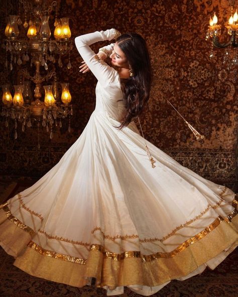 Kathak Costume, Gowns Dresses Indian, Dance Photography Poses, Desi Fashion Casual, Frock Dress, Indian Photoshoot, Indian Dresses Traditional, Fancy Dresses Long, Traditional Indian Outfits