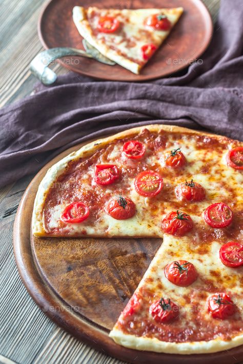 Tomato Recipes Pizza with cherry tomatoes and mozzarella by Alex9500 on PhotoDune. Pizza with cherry tomatoes and mozzarella - Pizza with cherry tomatoes and mozzarella Tomato Pizza Recipes, Meatless Protein Meals, Healthy Food Protein, Cherry Tomato Pizza, Low Sodium Pizza, Healthy Food Fruit, Pizza With Mozzarella, The Best Homemade Pizza Dough, Best Homemade Pizza Dough