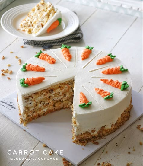 Carrot Cake Pictures, Carrot Cake Aesthetic, Carrot Cake Design, Carrot Cake Decorating Ideas, Carrot Birthday Cake, Carrot Cake Decoration, Food Photography Dessert, Cake Decorating Books, Cake Design Inspiration