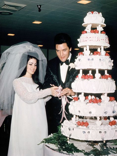 Priscilla Presley Wedding, Coquette Wedding, 1960s Wedding Dress, Wedding Dresses 60s, Famous Brides, Elvis Wedding, 60s Wedding, Celebrity Wedding Photos, Celebrity Brides