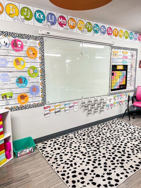 Kindergarten Room Decorations, Diy Classroom Decorations Kindergarten, Decorate Kindergarten Classroom Ideas, Bright Preschool Classroom, 2nd Grade Class Decor, Creche Classroom Decoration, Classroom Displays Kindergarten, Classroom Ideas 1st Grade, Pre K Classroom Decor Themes