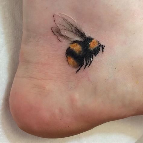 25 Best Bee Tattoo Ideas for Women - Beautiful Dawn Designs Heel Tattoos, Honey Bee Tattoo, Bumble Bee Tattoo, Kunst Tattoos, Cat Tattoos, Tiny Tattoo, Bee Tattoo, Diy Tattoo, Sleeve Tattoos For Women