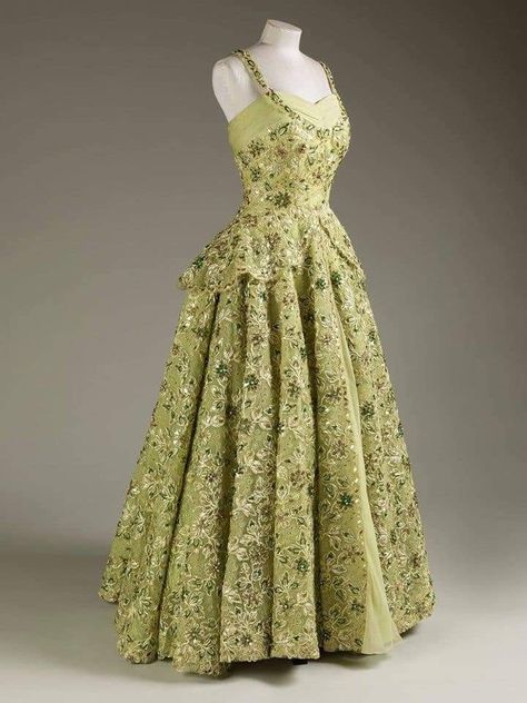 Norman Hartnell, Royal Collection Trust, 20th Century Fashion, Her Majesty The Queen, Fairytale Dress, فستان سهرة, Historical Dresses, 1950s Fashion, Gorgeous Gowns